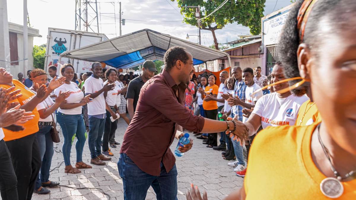 Etzer Emile ap salye moun nan yon kominote