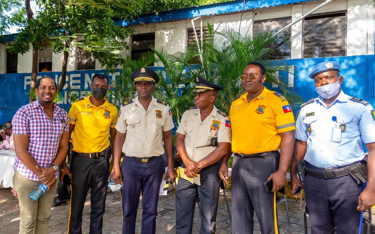 Etzer Emile ansanm ak ofisye Polis Nasyonal d Ayiti